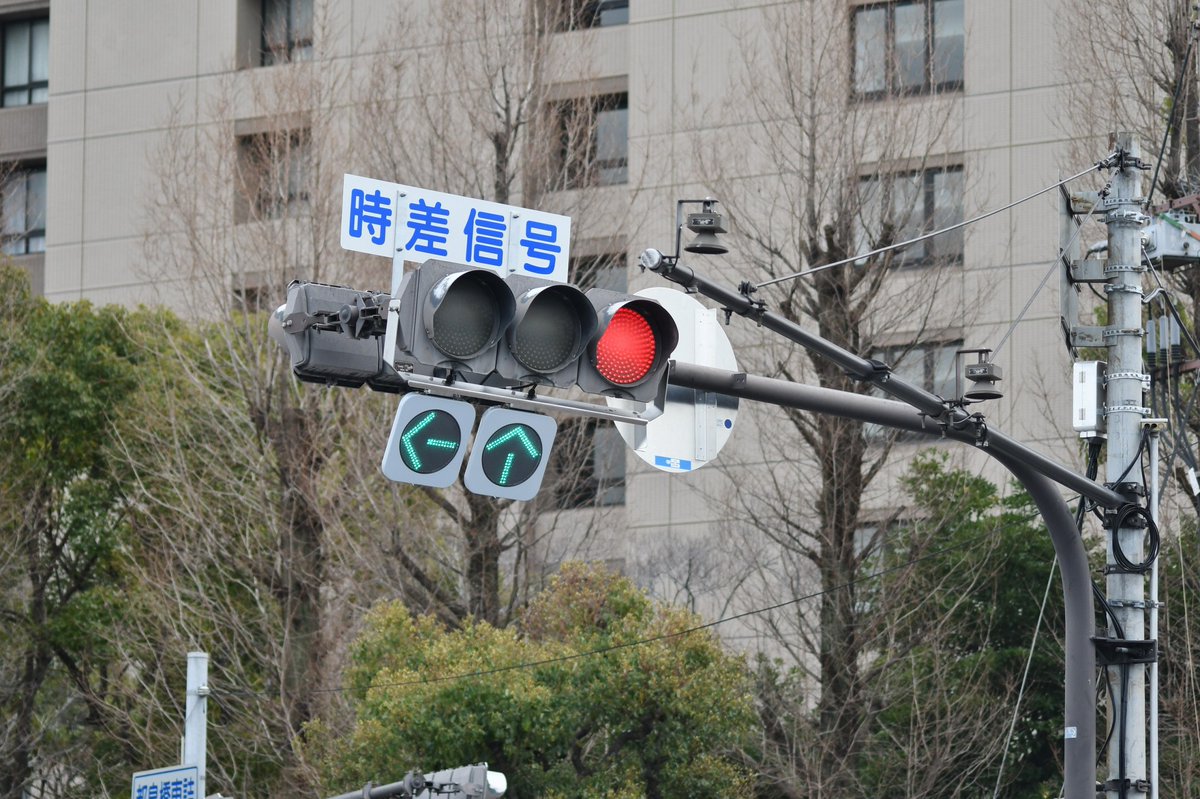 323Osaka's tweet photo. 都島区に初の貧弱設置が登場しました。
なぜか増設された矢印灯器は通常塗装というネタ灯器が誕生しました。

大阪市都島区 「都島橋東詰」交差点 https://t.co/FuMOVn9gtd