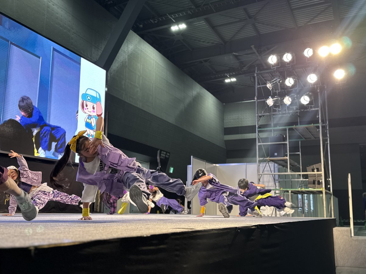 expg_studio's tweet photo. 【#NAGOYA】
先日、Aichi Sky Expo(愛知県国際展示場)にておこなわれた「トラックFes 2026」にて、#EXPGSTUDIONAGOYA KIDS生徒がパフォーマンスを披露🚚

会場にて温かい拍手をお送りくださった皆様、ありがとうございました!!

🎈当日の様子はこちら🎈
https://t.co/ba0uKte6mN https://t.co/oN8GVSNFHF