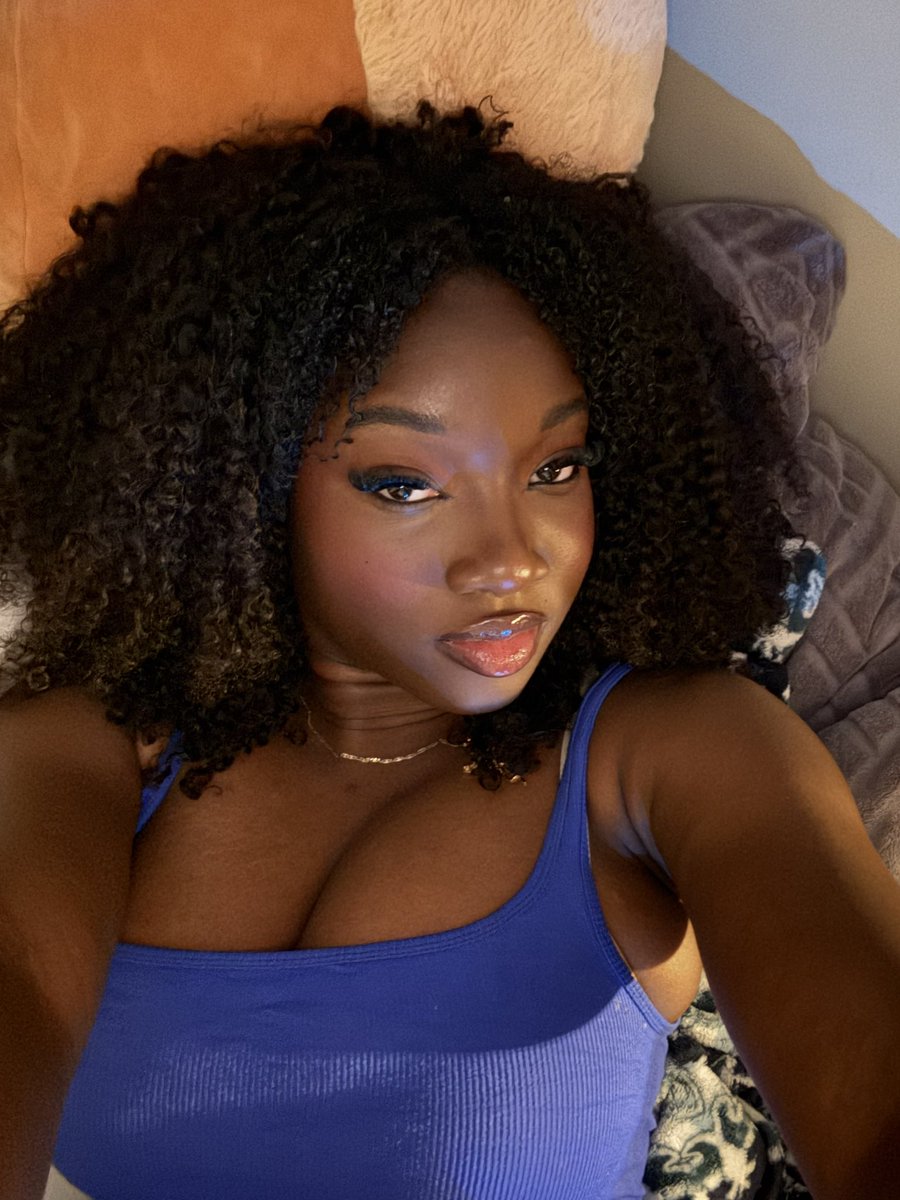 erinaraa tweet media