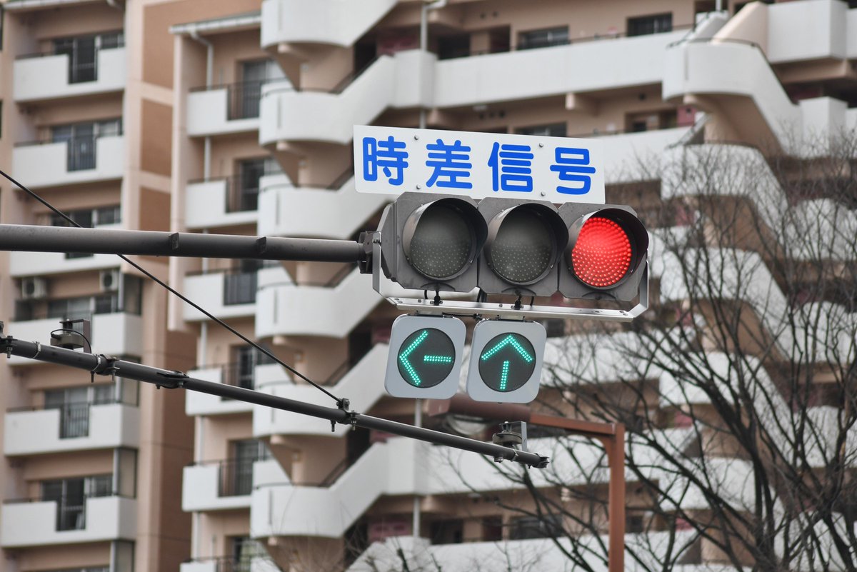 323Osaka's tweet photo. 都島区に初の貧弱設置が登場しました。
なぜか増設された矢印灯器は通常塗装というネタ灯器が誕生しました。

大阪市都島区 「都島橋東詰」交差点 https://t.co/FuMOVn9gtd