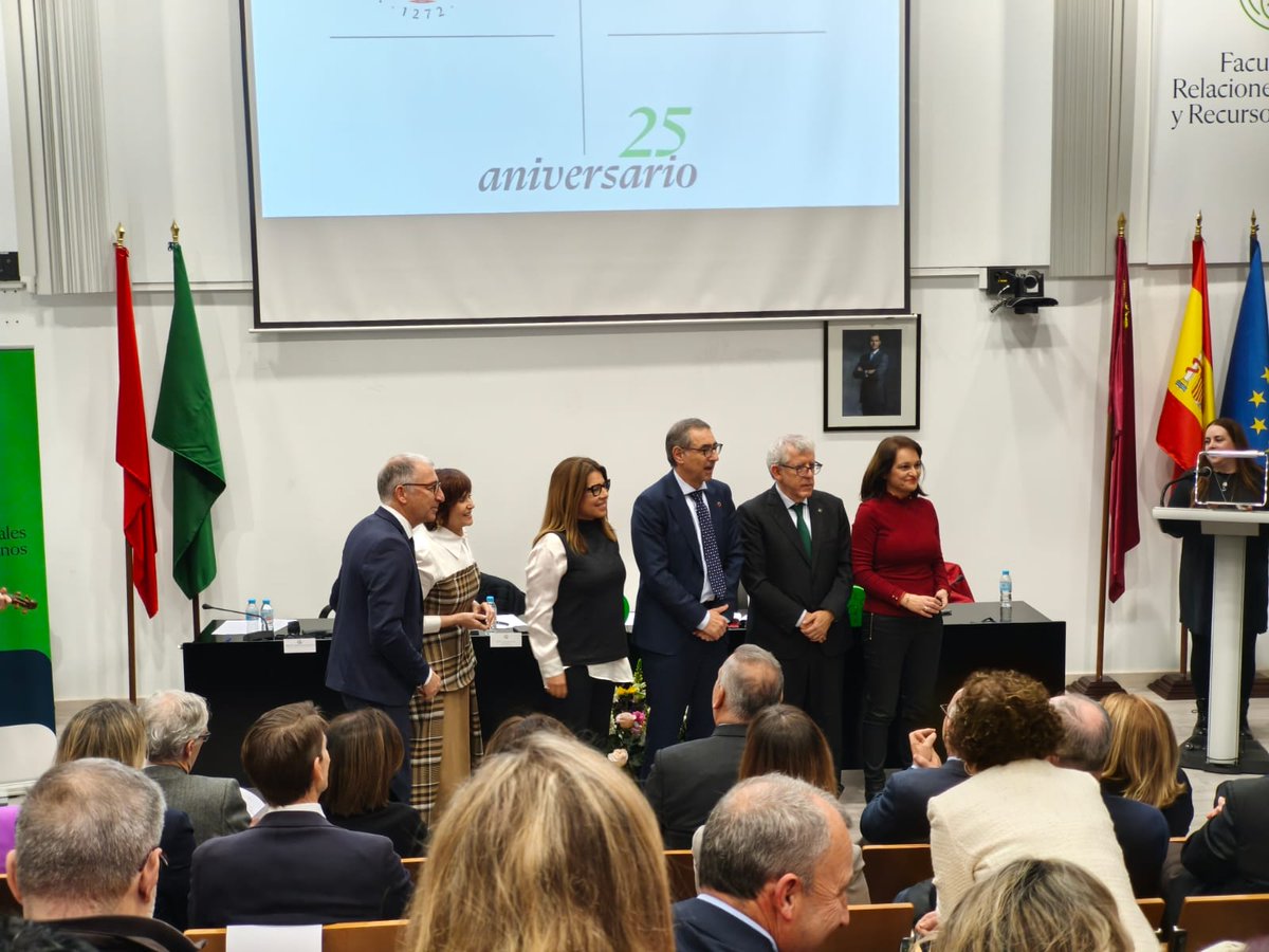 aliciarubioumu's tweet photo. 📄Anoche recibí un reconocimiento muy especial. 

Cumplo 2️⃣5️⃣ años como docente de @um_facultadcctt .

En la vida es importante no olvidar quién eres y de dónde vienes. 🏫En estas aulas he crecido como persona y como profesional. 

Podéis contar conmigo. https://t.co/YC9TZeDeMK