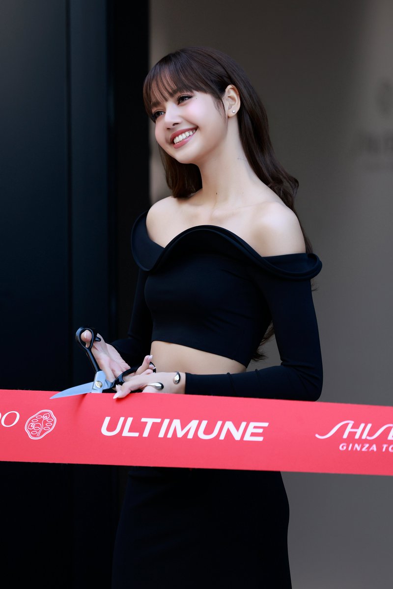 SHISEIDO_brand's tweet photo. ／
🎊#LISA サプライズ来場💛
＼
#アルティミューン POPUPイベント
『素肌美の舞台裏』の開催を記念し、
来日中のLISAがご来場🎉

3/15(日)まで開催のイベント会場で、
LISAが滞在した軌跡を見つけてくださいね✧

イベント詳細をCheck▼
https://t.co/vUfHEu9sLB
#LISAwithULTIMUNE https://t.co/vNZEbxXAZl