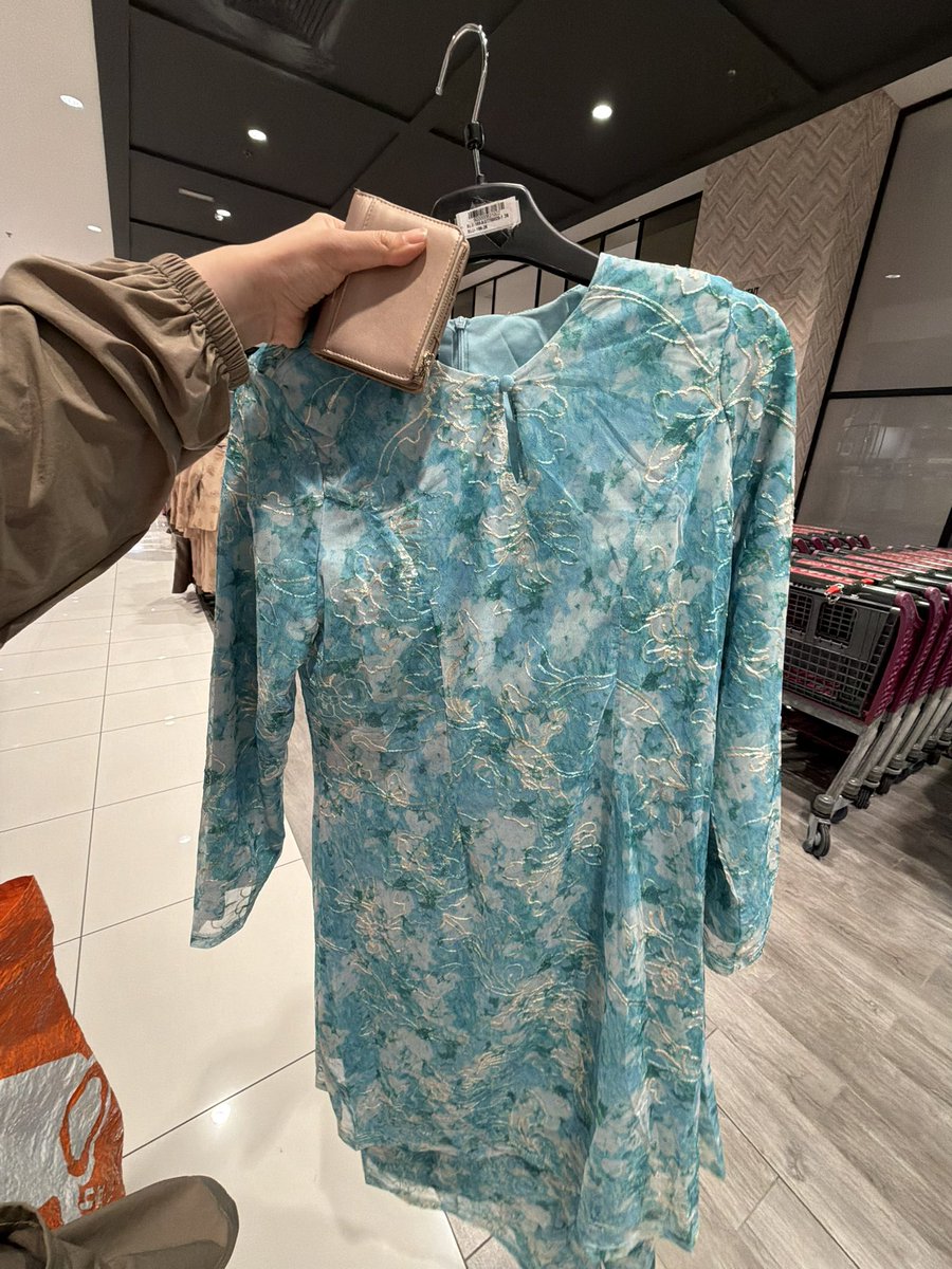 ketengahketepi's tweet photo. done beli baju raya kat Aeon https://t.co/BjGFDbenDx