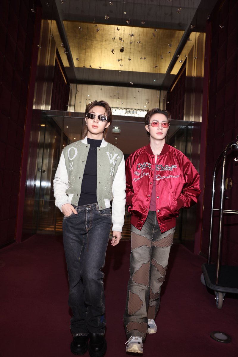 zee_pruk's tweet photo. Runway mode. @OffWht 
 
#OffWhite
#OffWhiteFW26
#PFW26 #PFW https://t.co/n28jWkecnD