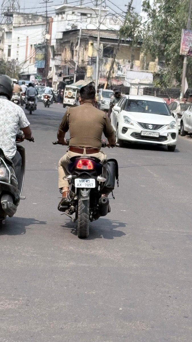 उoप्रo जनपद लखनऊ ऑडियंस सिनेमा रोड पर अमा थॉमसन स्कूल के पास पुलिसकर्मी द्वारा वाहन नियमों की धज्जियाँ उड़ते हुए बिना हेलमेट के चलाया जा रहा वाहन l
<a href="/Uppolice/">UP POLICE</a> संज्ञान मे लेकर कार्यवाही करे l
<a href="/lkopolice/">LUCKNOW POLICE</a> <a href="/LkoCp/">CP LUCKNOW</a> <a href="/uptrafficpolice/">UP Traffic Police</a> <a href="/lucknowtraffic/">LUCKNOW TRAFFIC POLICE</a> <a href="/dgpup/">DGP UP</a> 
#NRP