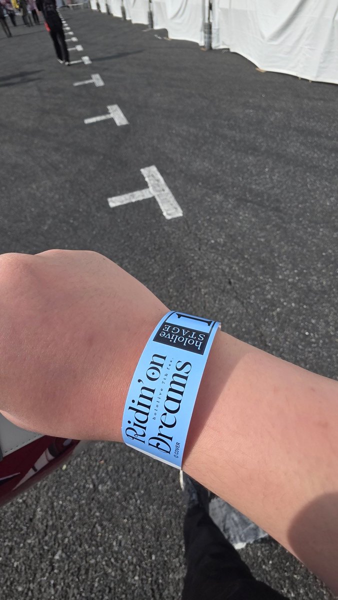 Defo not feeling overwhelmed with it being my first fes and the amount of holofans around