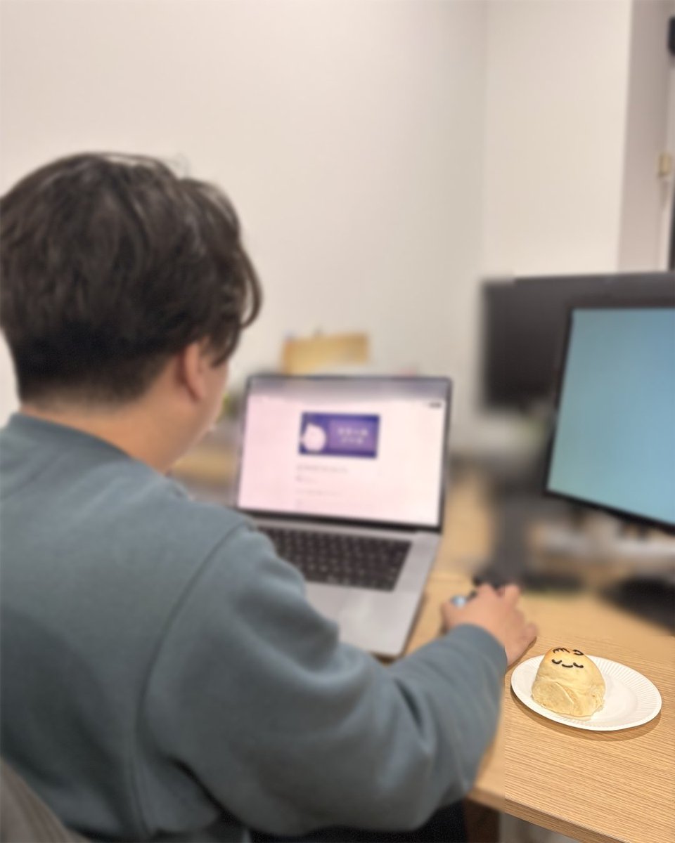 👀なにやら会議中…？💭

こんどの大型アップデート（v2.0.0）に向けて、
開発チームがあれこれ作戦会議中のようです。

机の上にはマトぺちぎりパン🍞

もぐもぐしながら、
何かを一生懸命考えている様子…🤔

もしかすると、
近々ちょっと嬉しいお知らせがあるかも…？

#オノマトピア