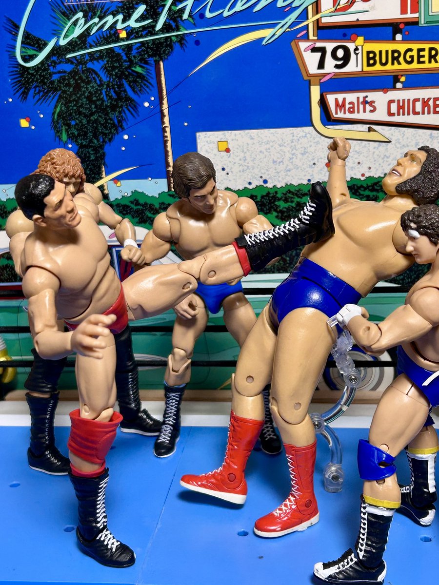 MSGシリーズ1982

売れっ子のアンドレ・ザ・ジャイアントは3月17日の岐阜市民センターから出場予定。
アンドレはアメリカ遠征中のジャイアント馬場と急接近。バトルロイヤルで数度、馬場さんと対決。
ハンセンに続き、アンドレまで全日に移籍されると新日は困るので、MSGシリーズの優勝を約束した？？