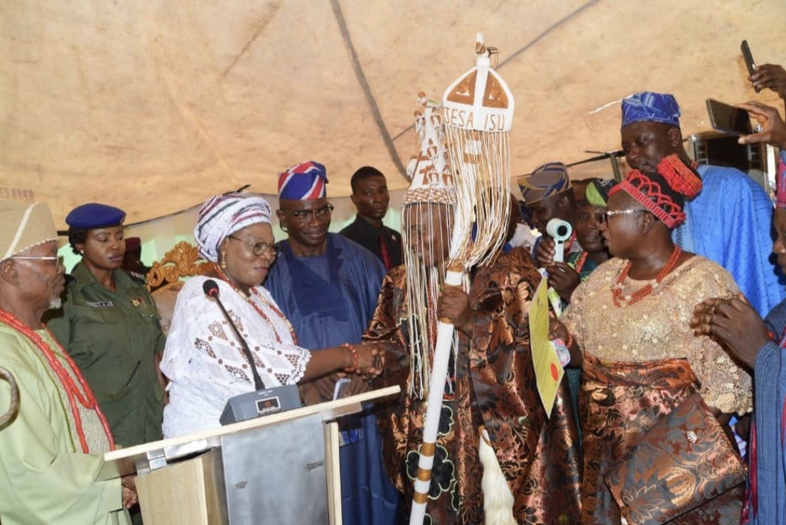 Oyebanji Installs Obanla of Ijesa- Isu, Urges Monarchs to Promote Equitable Leadership 

...new king commends Oyebanji's aversion for injustice

The Ekiti State Governor, Biodun Oyebanji, on Thursday, installed the new Obanla of ljesa- Isu, Ikole Local Government Area, Oba David