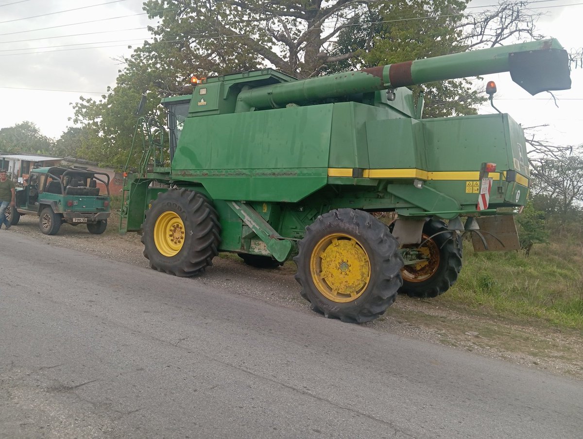 Está máquina del productor Fredy rodrigues ya en nuestro municipio para aportar a la empresa y a nuestro municipio en la cosecha de arroz es producto de el sistema q tiene nuestra empresa de brindar  el servicio de importar piezas y equipos a los productores