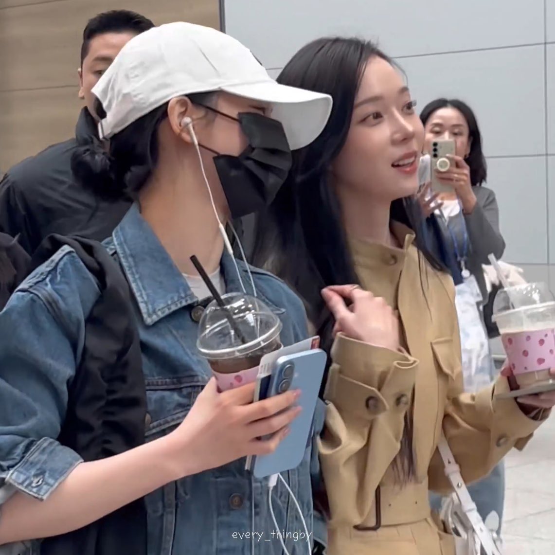 เชื่อแล้วว่าเมะมอม ๆ ชอบมีแฟนสวย