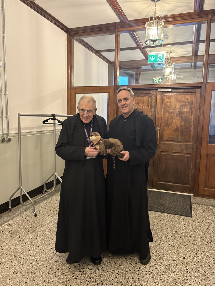StCuthbertsPray's tweet photo. Last night our 6th Form were led in a powerful session by Fr Bede, reflecting on how we can let the light in, even when life feels difficult. ✨
#StCuthbertsFormingGreatMen #StCuthbertsFaith #StCuthbertsCommitment #StCuthberts6th #Cuddy https://t.co/h2glvhEgGl