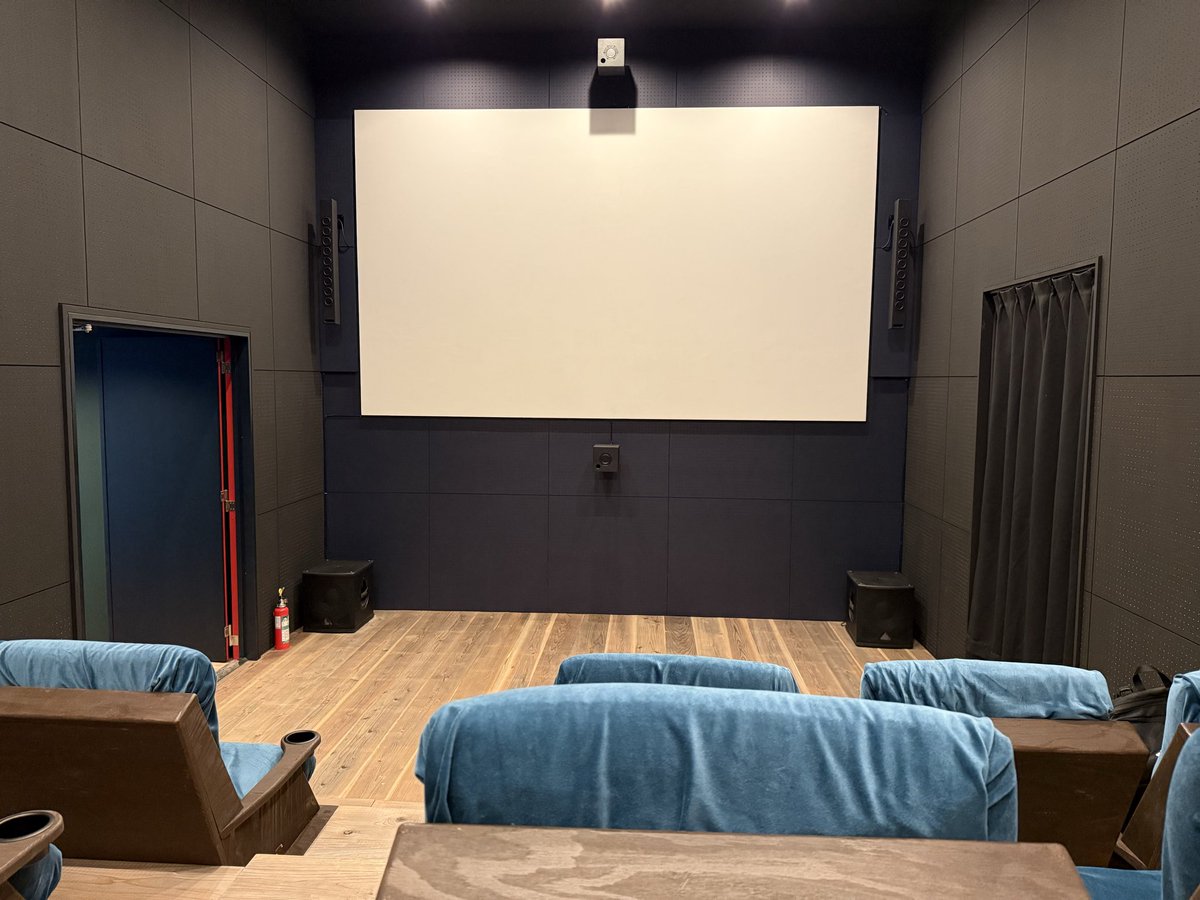 revivalnof's tweet photo. 地元近くに出来た映画館にようやく行けた！！
手作りの内装がとても心地良く、運営してる斉藤さん夫婦にもお優しく対応していただいてこうした地域密着型の映画館が生まれて嬉しい〜

何回も行きます‼️

#東川町
#ルシネマキャトル
#LECINEMAQUATRE https://t.co/ecQonaQKAA