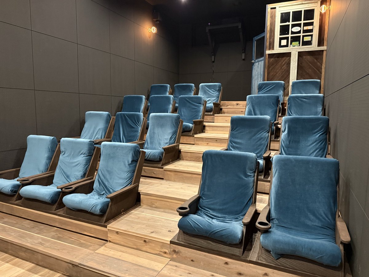 revivalnof's tweet photo. 地元近くに出来た映画館にようやく行けた！！
手作りの内装がとても心地良く、運営してる斉藤さん夫婦にもお優しく対応していただいてこうした地域密着型の映画館が生まれて嬉しい〜

何回も行きます‼️

#東川町
#ルシネマキャトル
#LECINEMAQUATRE https://t.co/ecQonaQKAA