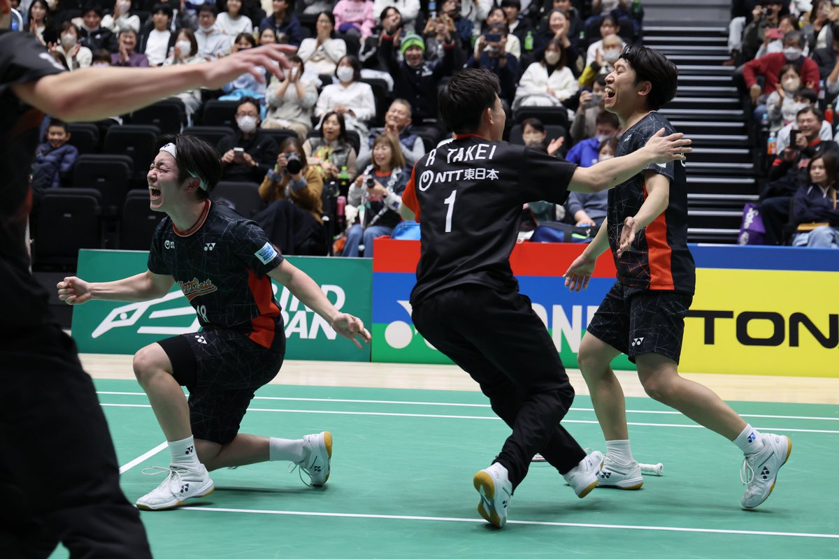 S/JリーグTOP4、男子決勝。NTT東日本は、第2複の武井優／遠藤が勝って優勝。武井が打ちまくる展開。川前監督は「表現が悪いが、腕が取れるくらい打てと」。それを武井に聞くと「足がもげるまで動けと言われた」（笑）。桃田が作った流れに乗って、勢いで制圧。勝利のハグ一番手は、武井兄弟。