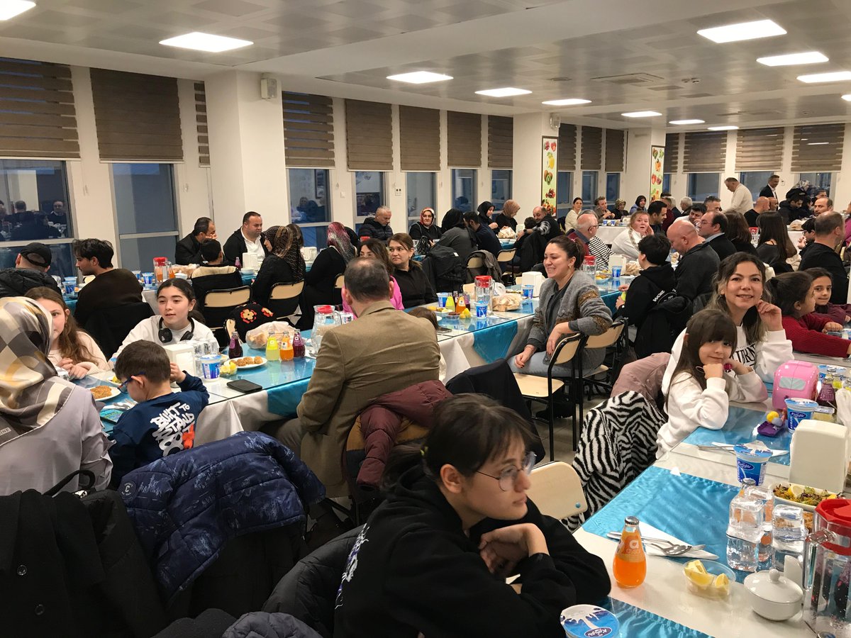 SGKOrdu's tweet photo. "Geleneksel iftar yemeğimizde mesai arkadaşlarımız ve kıymetli aileleriyle bir araya geldik. Birlik ve beraberliğimizin daim olduğu, huzur dolu bir akşamı paylaştık. 🌙✨ #Ramazan #İftar #BirlikBeraberlik" https://t.co/5QBb5ptJXr