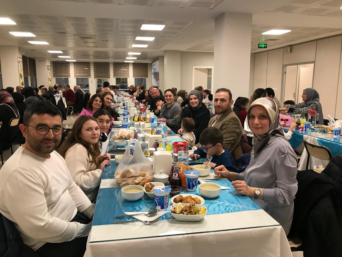 SGKOrdu's tweet photo. "Geleneksel iftar yemeğimizde mesai arkadaşlarımız ve kıymetli aileleriyle bir araya geldik. Birlik ve beraberliğimizin daim olduğu, huzur dolu bir akşamı paylaştık. 🌙✨ #Ramazan #İftar #BirlikBeraberlik" https://t.co/5QBb5ptJXr