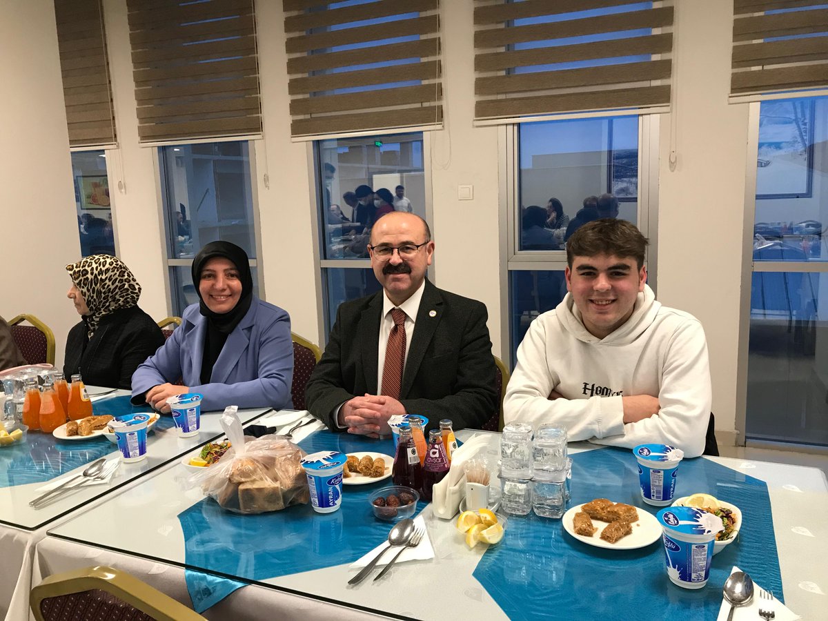 SGKOrdu's tweet photo. "Geleneksel iftar yemeğimizde mesai arkadaşlarımız ve kıymetli aileleriyle bir araya geldik. Birlik ve beraberliğimizin daim olduğu, huzur dolu bir akşamı paylaştık. 🌙✨ #Ramazan #İftar #BirlikBeraberlik" https://t.co/5QBb5ptJXr