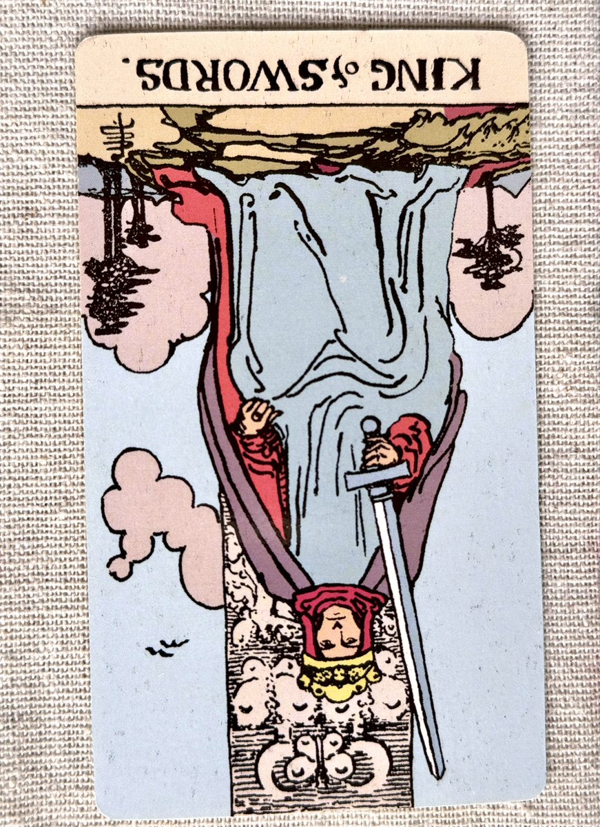 传讯：「宝剑国王」逆🔮
🧣"风元素匮乏"，原本应该头脑清晰的人，此刻思绪混乱。可能会因偏见、愤怒等情绪作出不理智决定。

🧣不公正判决、霸凌、固执、情感操控。对应现实，有一位滥用权利的权威（老板/导师/父亲），言语如刀，沟通变成攻击。