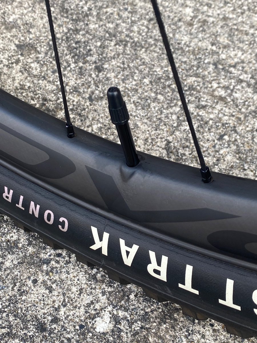 dragon21st's tweet photo. MTBですが、SpecializedのTPUチューブに交換してみました。

ちょっと乗ってみた感じだと、若干硬めのテイストになりそうです。

今回はMTBのヒルクライムに向けた軽量化が目的ですが、足まわりで２００グラム前後の軽量化はコストパフォーマンス高めです。

自分が作業した信頼性だけが不安・・・。 https://t.co/uEUmjHGGmH