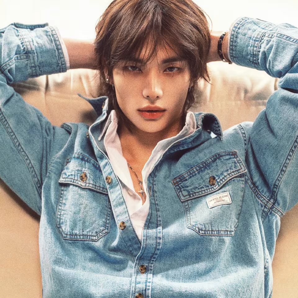WORLDMUSICAWARD's tweet image. #StraykIds' #Hyunjin is the 1st ever Global Ambassador for #Guess and #GuessJeans!💪🕺🥇🌎🤝🌟❓👖🔥👑💙
He's also the face of the Spring Summer 2026 campaign!

 HYUNJIN JOINS GUESS 
HYUNJIN GUESS GLOBAL AMBASSADOR #HYUNJINforGUESSJEANS #HYUNJINxGUESS
