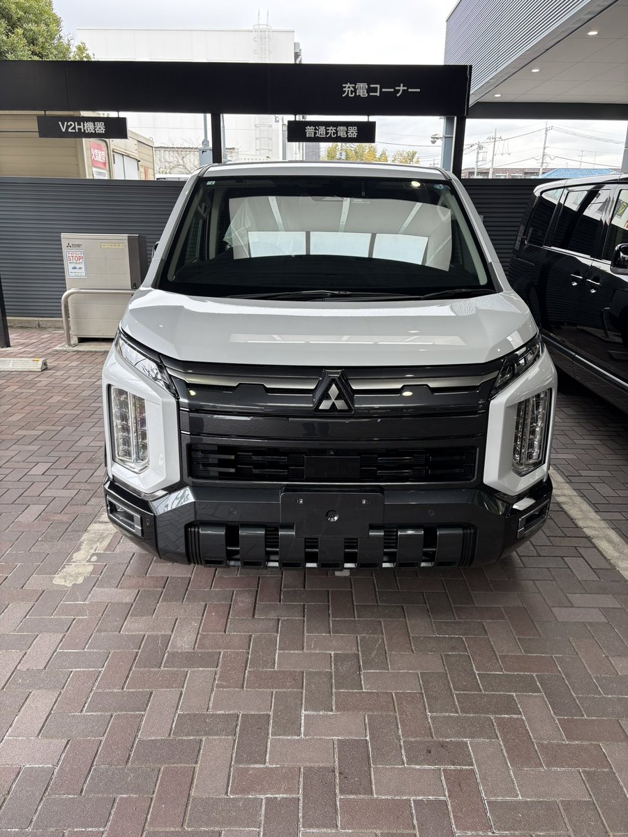 odyssey_982's tweet photo. 総走行距離1538kmで1ヶ月点検を受けました。オイルとエレメントを交換しました。納車翌日からUMSとパーキングセンサーの警告が出るのですが、ライセンスフレームに反応している可能性があると言うことで外したのですが、解決しませんでした。
基本的には絶好調です♪
#デリカD5
#三菱自動車で行こう https://t.co/9zxUSFR0Cn
