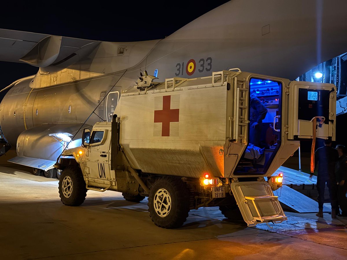 EMADmde's tweet photo. Un avión del Ala 31 del @EjercitoAire, con un equipo de la Unidad Médica de Aeroevacuación (UMAER) embarcado, ha repatriado a dos cascos azules españoles de la #BRILIBXLIV por motivos médicos.
En esta operación participó una ambulancia de la Célula de Estabilización, con dos médicos, y el Destacamento de Enlace de la Unidad Logística. 
España siempre comprometida con sus soldados. #MOPS @EjercitoTierra #BRIXII