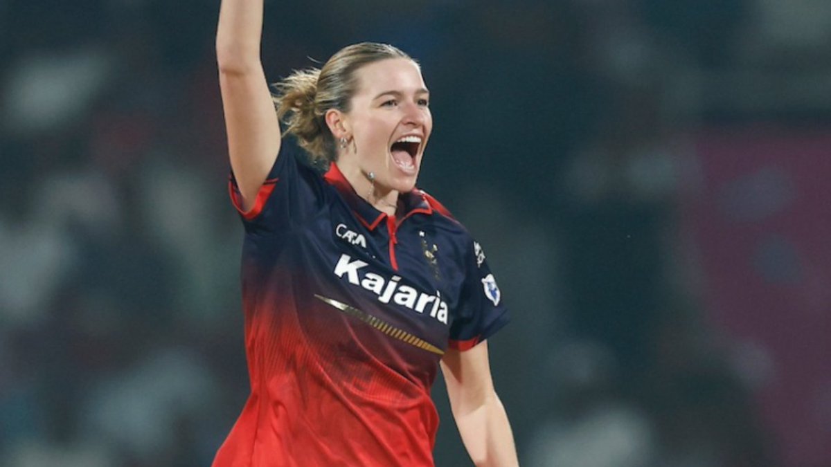 shailichopra's tweet image. Discover how Lauren Bell became RCB's standout star in WPL 2026! 🌟 Dive into her inspiring journey from rookie to icon and see why she's hailed as RCB's best decision. Curious? Click the link to explore her incredible story: shethepeople.tv/sportswomen/wp… #WPL #RCB #LaurenBell
