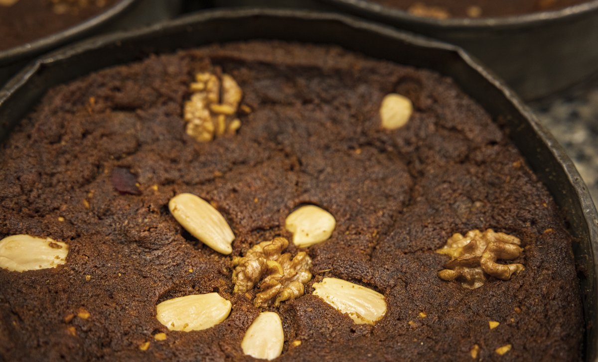 visitportugal's tweet image. #Madeira's traditional sweets are true icons of its culture. The Bolo de Mel and Broas de Mel, made with sugarcane honey, spices, and nuts, reflect the island's rich sugarcane heritage and capture the unique flavour of Madeiran pastry. 
hi.switchy.io/sD8_ 
#VisitPortugal 1/2