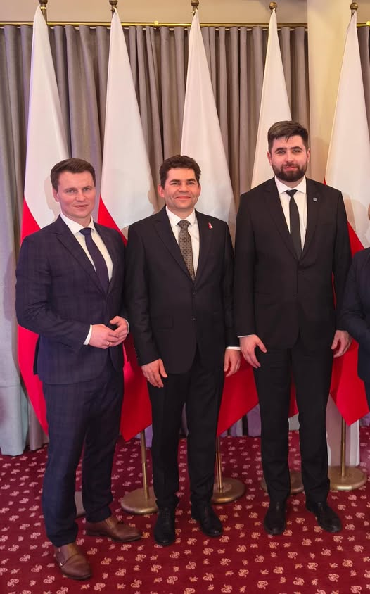 "🇵🇱Rada do spraw Samorządu Terytorialnego powołana.
Tak jak wspominałem Pan Prezydent Karol Nawrocki powołał Radę, która zajmie się problemami polskiego samorządu.
Na czele Rady stanął Prezydent Stalowej Woli Lucjusz Nadbereżny - bardzo dobry samorządowiec, ale i polityk.