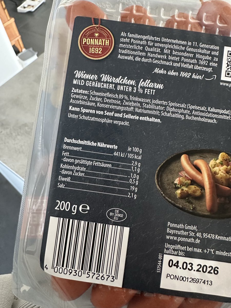 echtrichtigbock's tweet photo. gott ist groß, endlich gibt es wienerle ohne fett

insane nährwerte https://t.co/4GXlazkSXL