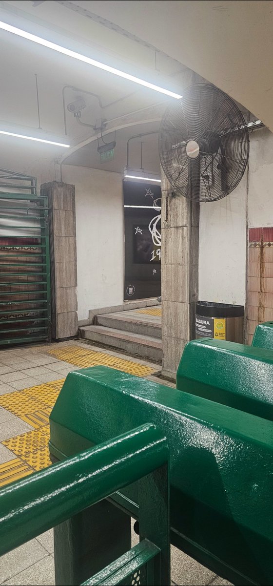 int920's tweet photo. 6 de marzo 2026
Pero dia mas que la estación Bulnes D sigue sin ventilador y los sin empata de las garitas que no encienden  eñ único ventilador que da hacia afuera 

Son de cuarta #INHUMANO #sinvergüenza @jorgemacri @Emova_arg @subte https://t.co/eaj95Nqjwy
