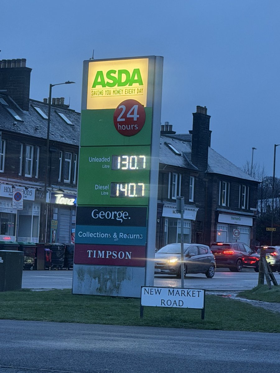 MartinJourno's tweet photo. Watch out! The prices advertised at @asda Chesser in #Edinburgh don’t match the price at the pumps. #fuelprice #fuelfriday https://t.co/lvXA5kM65y