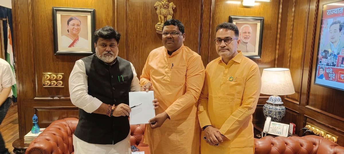 HinduJagrutiOrg's tweet photo. हिंदु जनजागृती समिती व वारकरी संप्रदायाच्या ठाम भूमिकेमुळे वारकरी संप्रदायाची बदनामी करणारे ‘ईठ्ठला’ नाटक अखेर स्थगित!

नाटकात वारकरी भक्तांना ‘हत्यारे’ दाखवणे, संतांच्या नावांची पात्रे वापरणे अशा आक्षेपार्ह बाबींवर तीव्र आक्षेप घेतल्यानंतर मंत्री उदय सामंत (@samant_uday) यांनी निर्मात्यांना कडक तंबी देत नाव, पात्रे आणि संकल्पना बदलण्याचे आदेश दिले.

निर्मात्यांनीही लेखी माघार घेत नाटक थांबवण्याचा निर्णय जाहीर केला. श्रद्धास्थानांची विटंबना अभिव्यक्ती स्वातंत्र्याच्या नावाखाली सहन केली जाणार नाही!

#WarakariSampraday #HinduJanajagrutiSamiti #RespectHinduFaith