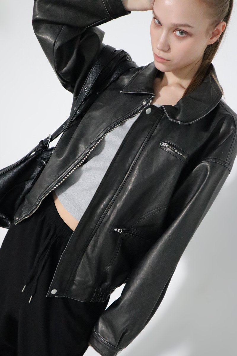 데일리하면서도 힙하게 입을 수 있는 ★러스틱 워싱 레더자켓★
이거는 칙스 마케터도 사심 그득 그득 담아서 추천드리는 거,,,,♥ 지금부터 입기 너어어무 좋다~ 
패션위크 10% 쿠폰 받아서 10만원에 겟,,,,하러 ㄱㄱ
musinsa.com/products/60170…