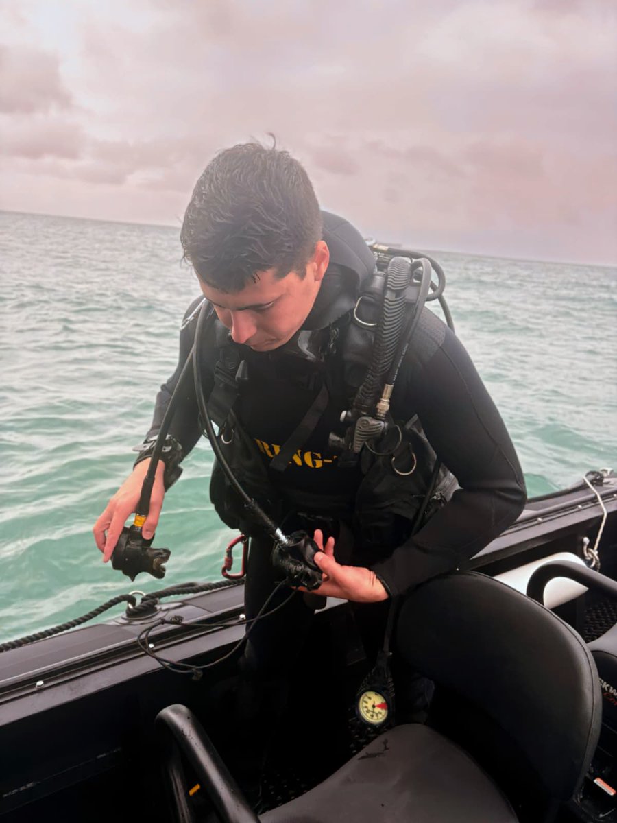 COMGECEU_ET's tweet photo. La Sección de Reconocimiento del Regimiento de #Ingenieros nº7 #RING7 potencia su operatividad con una inmersión en aguas abiertas 🌊🤿
Pese a la baja visibilidad, los #zapadores perfeccionan sus aproximaciones mediante navegación por rumbo y distancia
@MCANA_ET
@EjercitoTierra https://t.co/pxQUPbo6F7