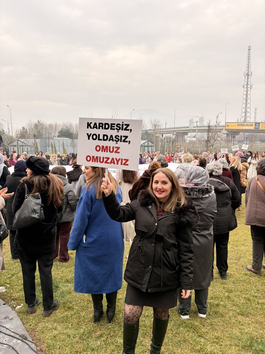 Ben kadınım sadece kadın..
Bir kalıba, bir sıfata, bir rol tanımına sığmak zorunda değilim.
Anne olmama, eş olmama, güçlü ya da güzel bulunmama ihtiyacım yok.
Var olmam yeter.
Kadın olmak başlı başına bir kimliktir; kimsenin onayına ihtiyaç duymaz. 
Varoluşuyla dünyaya çok