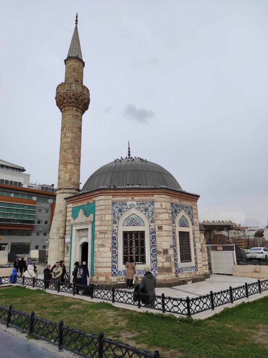 "Emsalsiz köşelerin derin manaya sürüklediği,
Katlı berraklık sarar dua dua
Lisanını çözmeye çalıştığı şadırvan yamacında..."

👇
youtu.be/5dHjhlITttg?si…

📷: İlknur İşcan Kaya 
#ilknuriscankaya #kozahandahuzur #edebiyat #şiir