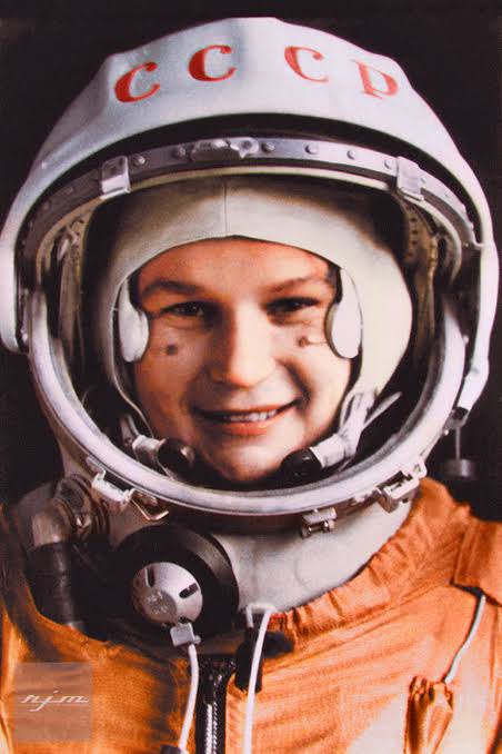 Uzaya çıkan ilk kadın Valentina Tereshkova 6 Mart 1937 yılında doğdu.

Dokuma fabrikasında çalışan Tereşkova, kozmonot adaylığına başvurmuş ve uzaya gidecek ilk kadın olmaya hak kazanmıştır. 

Valentina Tereşkova, "sıradan" bir işçi ve "sıradan" bir kadın olarak uzayı fethetti!