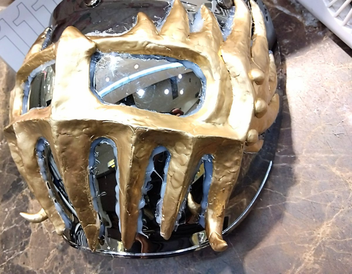 Gotanda_Pman's tweet photo. コツコツ作ってるジャギ(風)マスクの金塗装とヘルメット部分への(グルーガンによるやや強引な)接着、完了！！

ようやくゴールが見えてきましたよおお！！(⁠*⁠´⁠ω⁠｀⁠*⁠)

あぁ、塗料の良い香り！
(※特殊な訓練を受けてます。換気の良い所で撒きましょう)
＃コトブキプラス大宮店
#河童の手作り https://t.co/vB7ovYWQKd