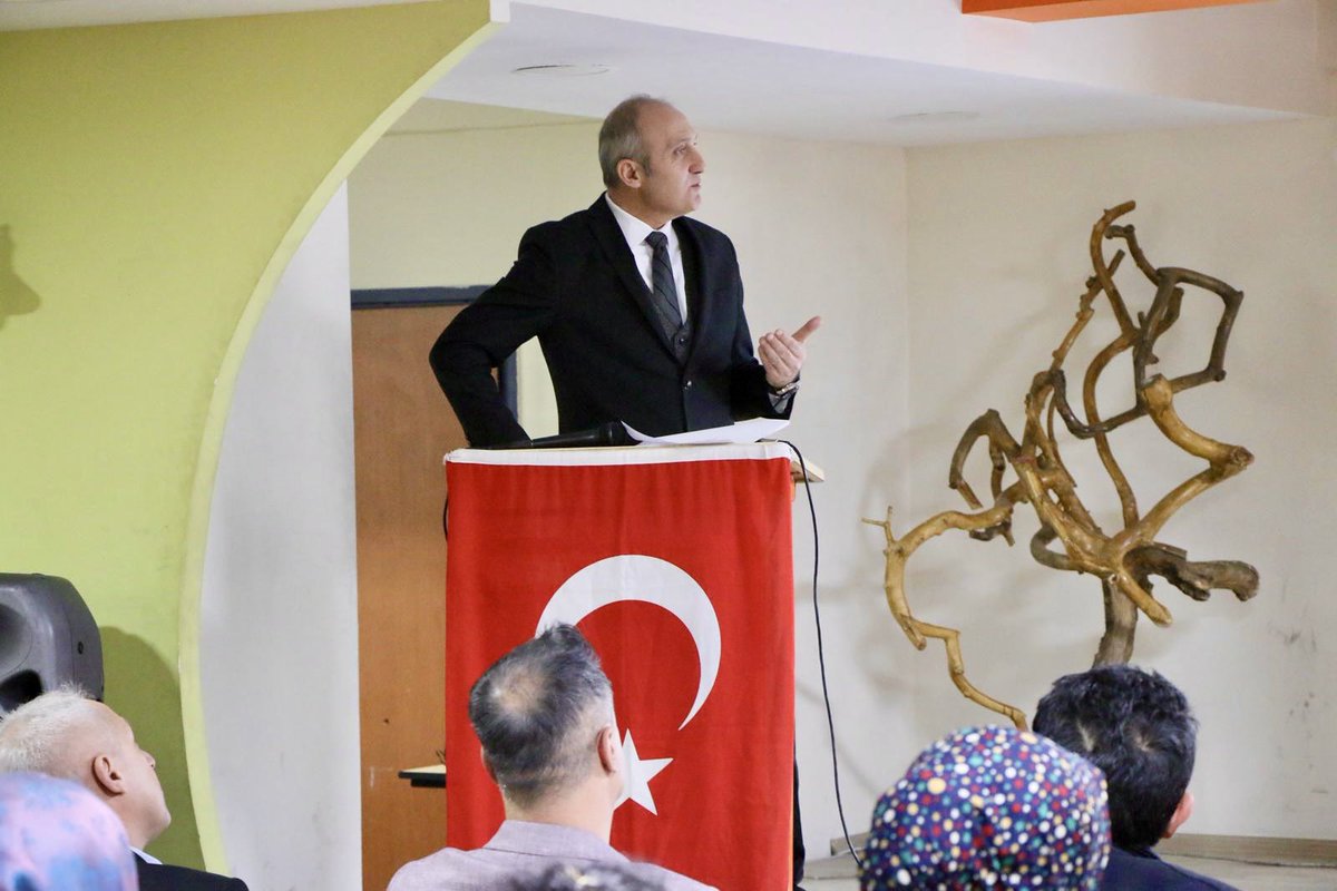 kayserimem's tweet photo. Okul Güvenliği Toplantısı Melikgazi’de Gerçekleştirildi

Okul güvenliğine yönelik değerlendirme toplantısı, Melikgazi ilçesinde bulunan Müncübe Cıngıllıoğlu Ortaokulunda gerçekleştirildi.
İl Millî Eğitim Müdürümüz Coşkun Esen başkanlığında düzenlenen toplantıda, okullarda güvenli eğitim ortamlarının sağlanmasına yönelik alınması gereken tedbirler ele alındı.
Toplantıda okul idaresi ve okul aile birliği temsilcileriyle bir araya gelen İl Millî Eğitim Müdürümüz Coşkun Esen, öğrencilerin güvenli bir ortamda eğitim görmelerinin büyük önem taşıdığını belirterek, bu doğrultuda yapılabilecek çalışmalar hakkında görüş alışverişinde bulundu.

@tcmeb @Yusuf__Tekin @kayserivaliligi @gokmen_cicek_ @CoskunESEN57