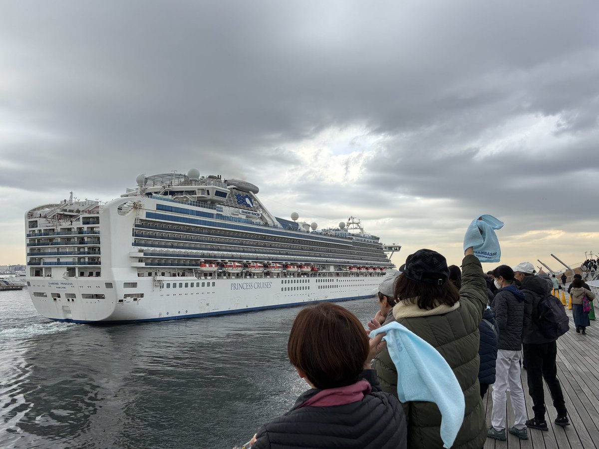 こんにちは！横浜港大さん橋国際客船ターミナルです🛳️

本日入港していた客船「ダイヤモンドプリンセス」は
順調に出港！

お見送りイベントを盛り上げてくれたのは
【MC🎙️】ASOKA
【DJ🎧 】SHUN

タオルを振ってお見送り👋
良い旅になりますように！

＃大さん橋 #大さん橋お見送りイベント