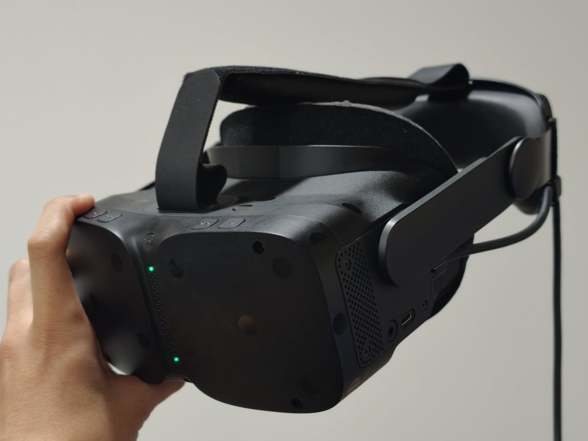 akaricrashed's tweet photo. ok so holy shit. i don't know if there has been significant updates since launch, or if im suffering from novelty bias, but these somnium vr1 lenses are actually crazy. no CA issues like I felt on the pimax crystal heavy & crystal super. no shadowy artifacts like the xr4. world scale is perfect for me, and is probably one of the best aspherics ive tried. idk what u put in here @ASychov 🤣

i do have a lot of thoughts, esp. regarding the displays coming back from 4k uOLEDs, but MAN do I prefer these aspherics over pancakes... 

I'll probably write a full review later :)