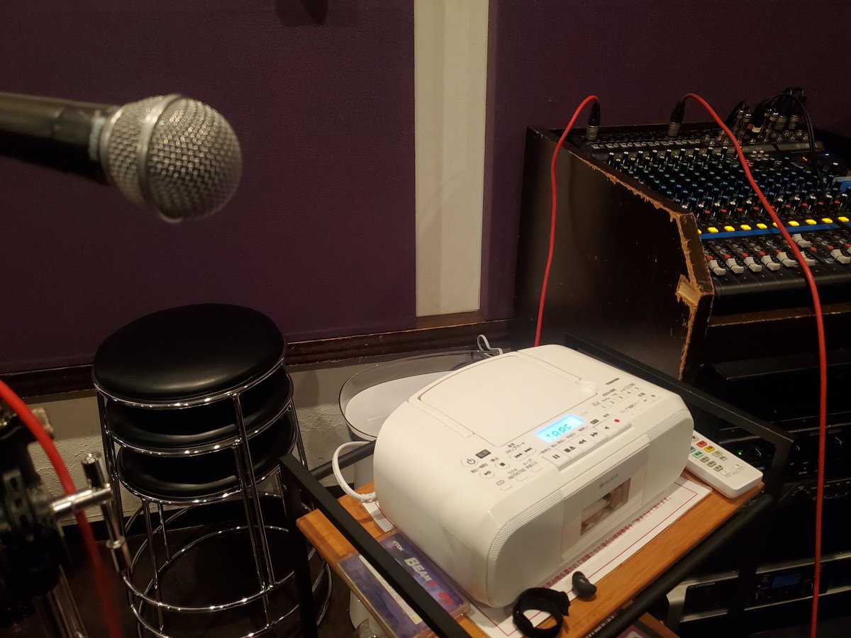 suzuutamami's tweet photo. ささまこと合同練習終了！

羽音のボイトレは…
いまだにカセットテープ！
この音源が１番調子があがるんです！！

さてさて
いよいよライヴ１週間前です！
がんばりまっしょい(*´∇｀)ﾉ

お時間ありましたら
ぜひぜひ素敵なディナータイムを過ごしに来ませんか？
お待ちしてますね！
頑張ります！ https://t.co/1YDGMkdMV6