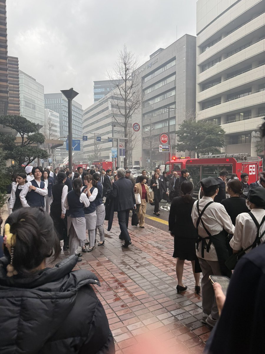 satoc81's tweet photo. 福岡のANAクラウンプラザで火事が起きて
人生初の避難を経験しました。

非常階段で外へ避難。

その瞬間に一瞬悩んだのが
「何を持って逃げるか」

結局持ったのは
・財布
・パソコン
・携帯

ヘリも飛んでるし、消防車もすごい数でかなり緊張。

すぐ鎮火したみたいで本当によかった。

みなさんなら、
火事の時まず何を持って逃げますか？