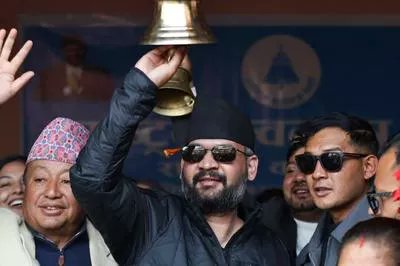 mishra_satish's tweet photo. हाय हल्ला....
नेपाल में 35 बरस का नौजवान बालेन शाह सभी जमे जमाए नेताओं को धूल चटाते हुए नेपाल का प्रधानमंत्री बनने जा रहा है।
हमारे यहां एक 56 बरस का नासपीटा अधेड़ 95 बार असफल कोशिश कर के 12 बरस से अपना और अपनी पार्टी का मुंह काला करवा रहा है... और हद ये कि, आज भी जिद्द पर अड़ा है कि, पार्टी का मुंह काला तो हमै करवइबे।
