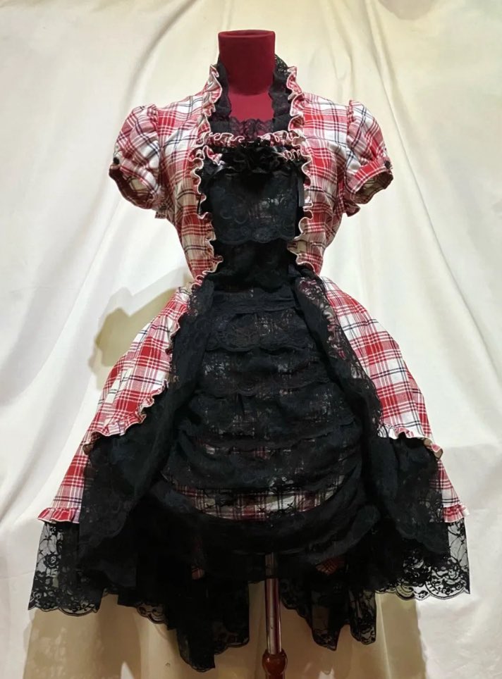 00MARBLE00's tweet image. 🖤おすすめ商品のご紹介🖤

造形美ドレスワンピース：赤白黒チェック
marble-02.com/?mode=srh&amp;amp;cid=…

冬服にマンネリな今の季節にぴったりなチェック柄ワンピースです。
今の季節はボレロやレースと同色の姫袖ブラウスを合わせるのがおすすめ♪
チェックしてみてくださいね🖤

#アメ村
#ゴスロリ
#MARBLE