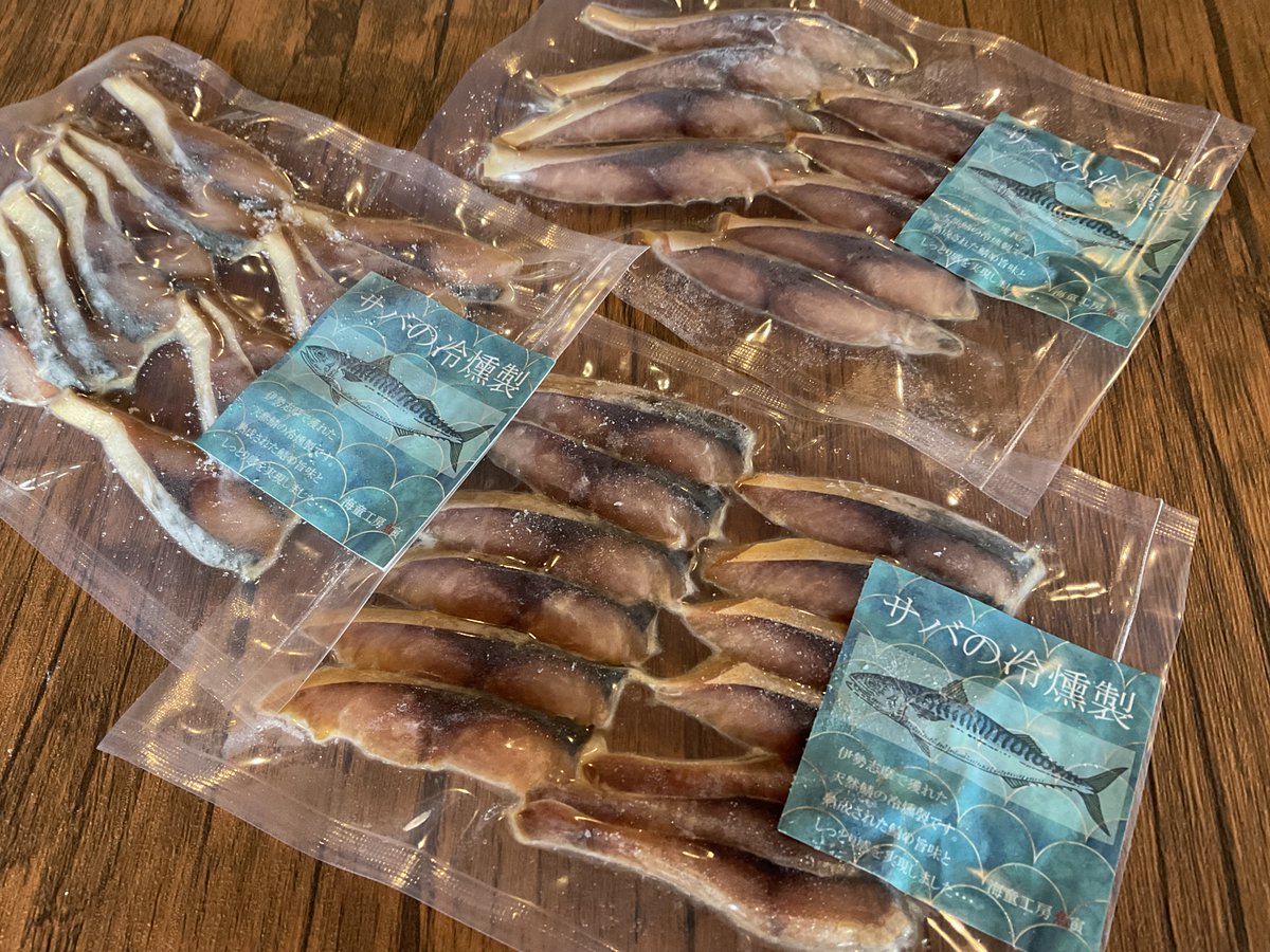 ３月８日は語呂合わせで「サバの日」🐟
    缶詰を使った簡単で健康に良いメニューとしても重宝されている鯖ですが鳥羽に来たならぜひ名物の鯖料理も味わってみたい😋
　鳥羽・中之郷「花清水」さんの炙り鯖寿司と「海童工房魚寅」さんのサバの冷燻製😍
　ガッツリ満足に、お土産に、いかがですか💁‍♀️