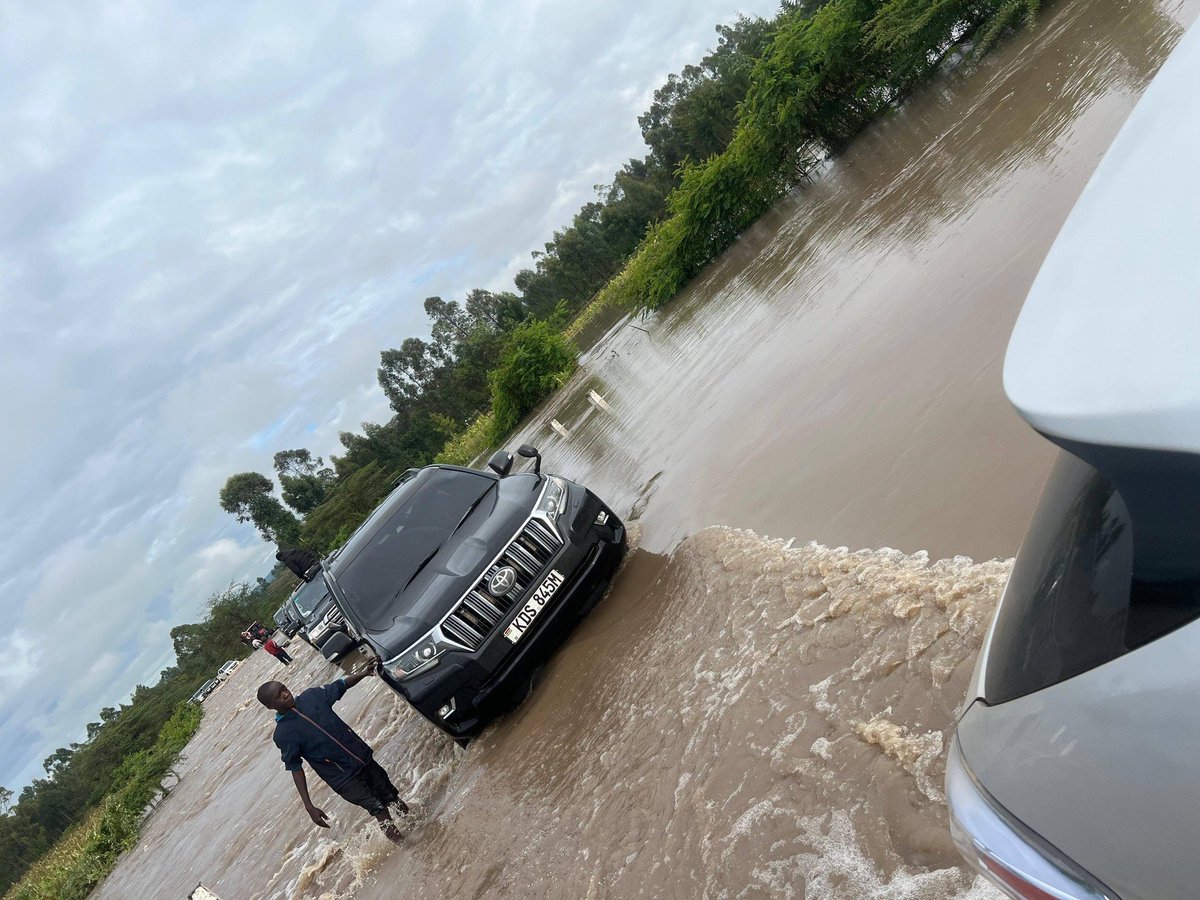 citymirrorKE's tweet photo. Mogor River in Emurua Dikirr has burst its banks. Travellers heading to the burial of the late MP Johana Ngeno are urged to exercise extreme caution on affected roads. Stay safe. #Ngong #EmuraaDikirr #Narok
Video courtesy https://t.co/zTAT7m1iP1
