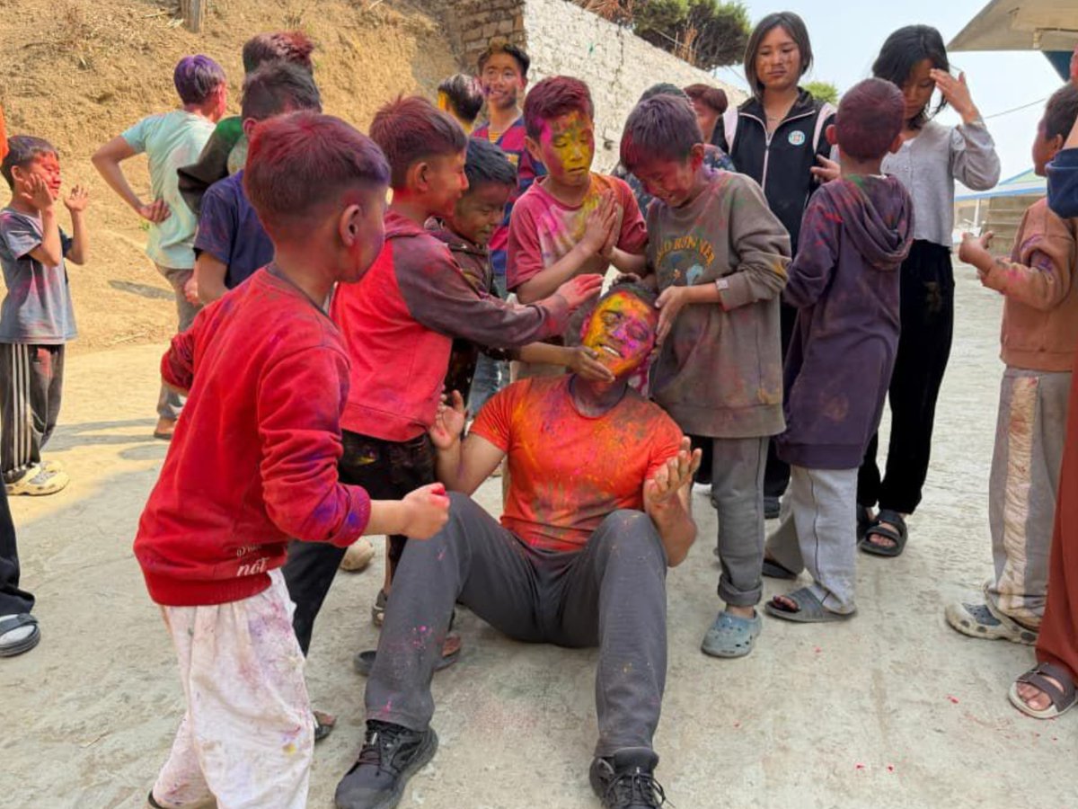Spearcorps's tweet image. 𝗖𝗼𝗹𝗼𝘂𝗿𝘀 𝗼𝗳 𝗝𝗼𝘆, 𝗕𝗼𝗻𝗱𝘀 𝗼𝗳 𝗖𝗮𝗿𝗲

#AssamRifles under #SpearCorps celebrated a colourful #Holi with children of Zeme Orphanage Home, #Peren, #Nagaland, spreading joy and festive cheer.

#SpearCorps के अंतर्गत #AssamRifles ने Zeme Orphanage Home, #Peren,